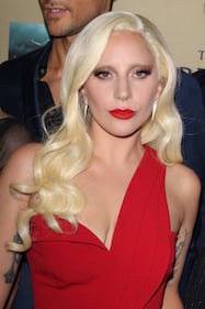 Lady Gaga, spacco mozzafiato e baci al fidanzato sul red carpet 2
