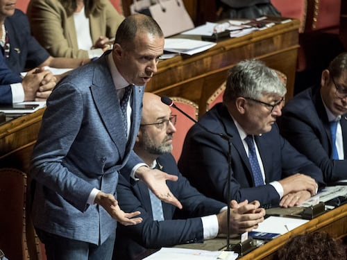 "Governo non è credibile chiarisca o si va al voto"