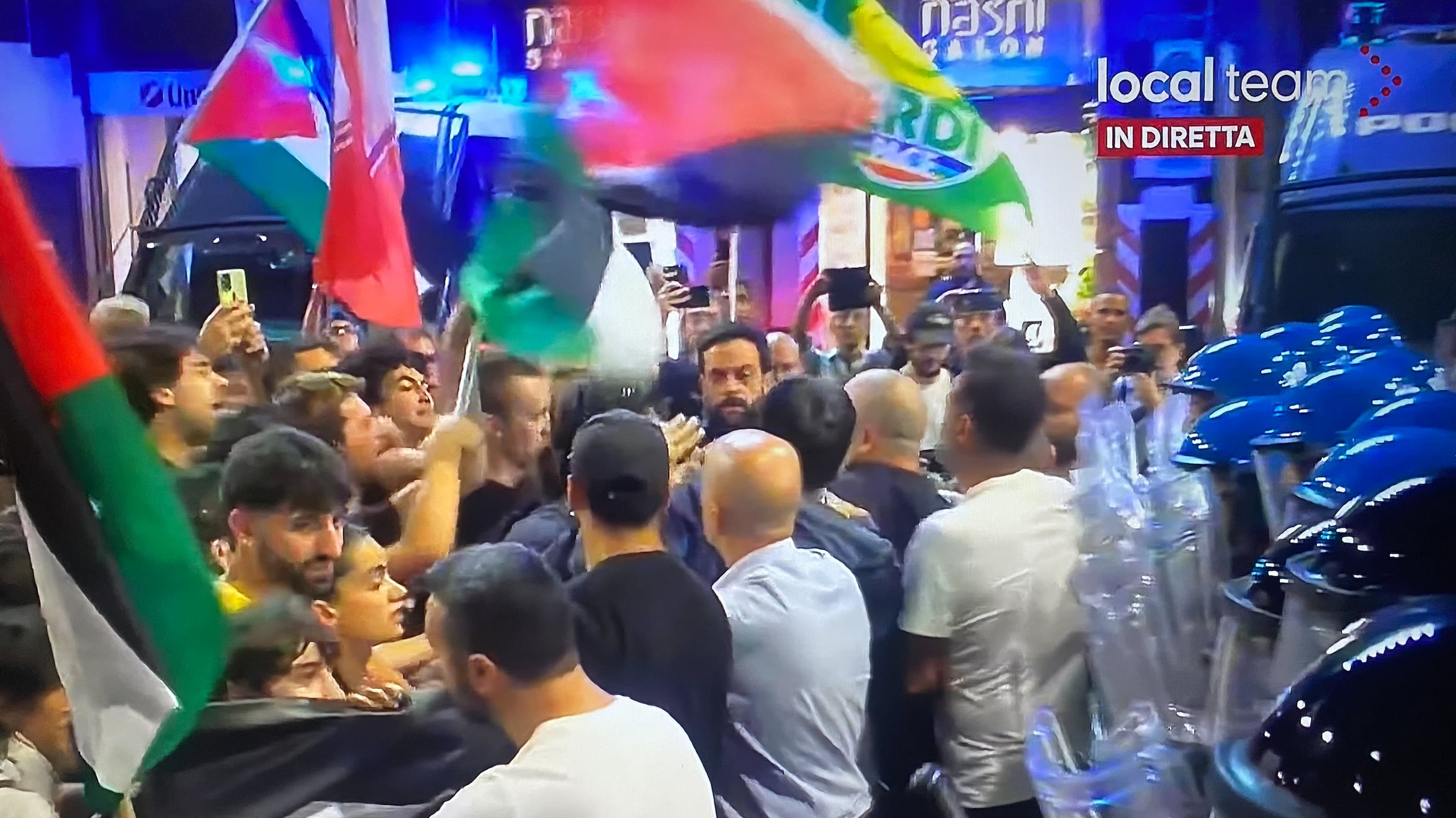 Pro Pal in piazza, tensioni in tutta Italia. Scontri con la polizia a Padova e Milano