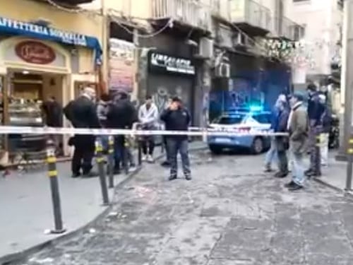 Sparatoria tra la folla: uomo gambizzato al bar