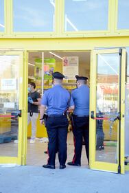 Sparatoria in un supermercato a Cormano: ferita una bambina e un vigilante 6