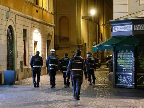 "Adesso abito qui". Torna a casa e la trova occupata da un tunisino