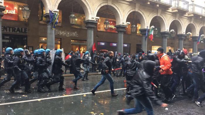 Si scontrarono con gli agenti: il giudice libera gli antagonisti