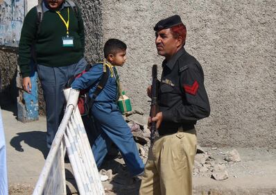 Peshawar, tornano in classe gli studenti della scuola colpita dai talebani 5