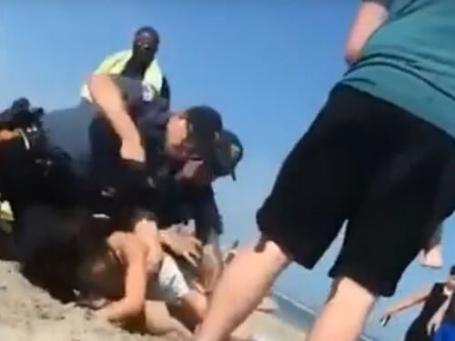 Usa, gli agenti picchiano una donna, sospettata di bere alcol in spiaggia