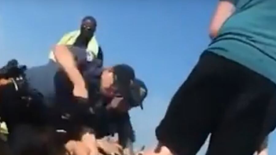 Usa, gli agenti picchiano una donna, sospettata di bere alcol in spiaggia