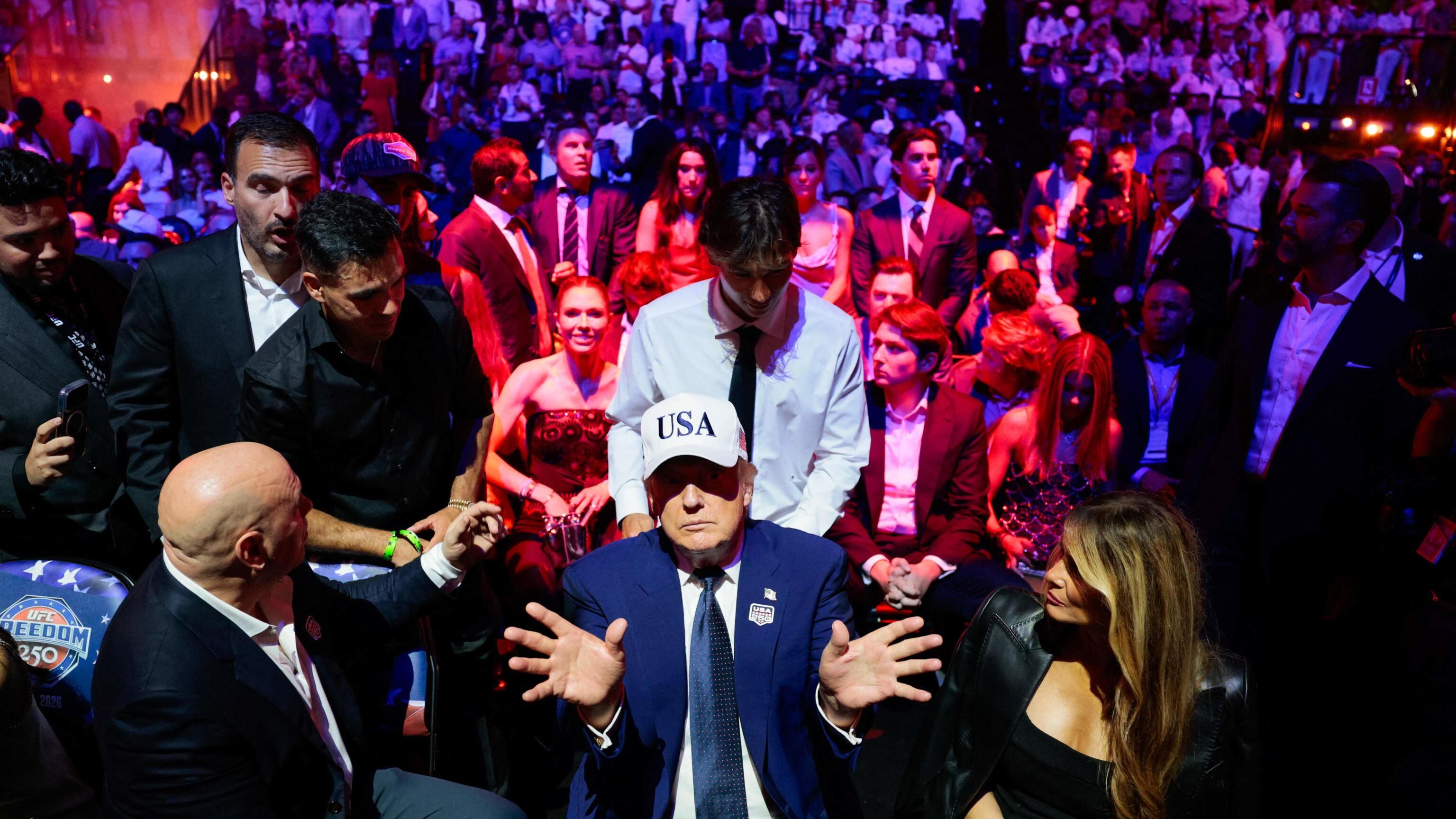 Gli 80 anni di Trump: così il presidente festeggia il compleanno tra patto con l'Iran e arti marziali Ufc