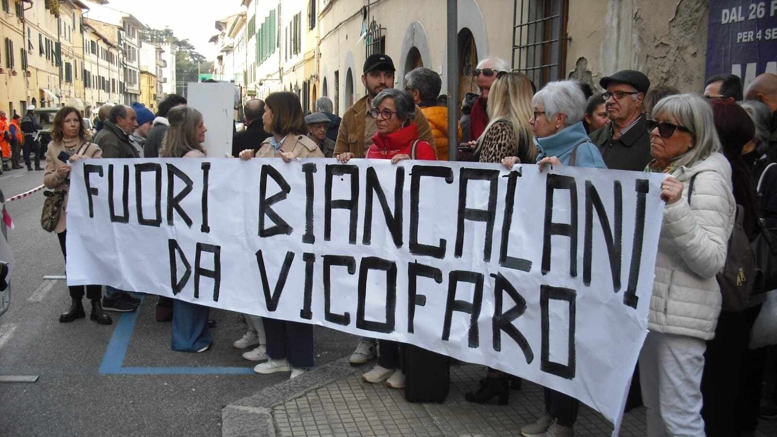 "La nostra chiesa trasformata in una stalla". Residenti di Vicofaro ancora contro don Biancalani