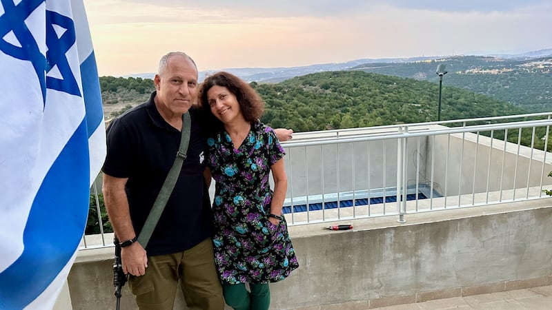 Yeuda e la moglie di origini italiane Angelica nel kibbutz Sasa con il Libano sullo sfondo.