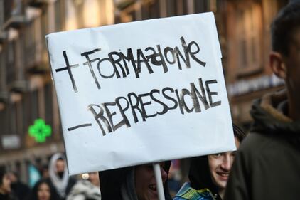 Gli studenti in corteo a Milano: alcuni indossano gilet gialli 9