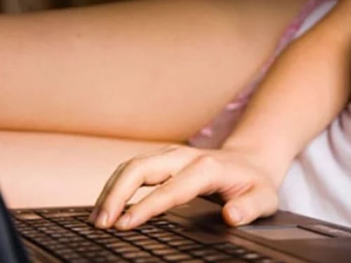 Coppia liberal disperata per ciò che fa la figlia