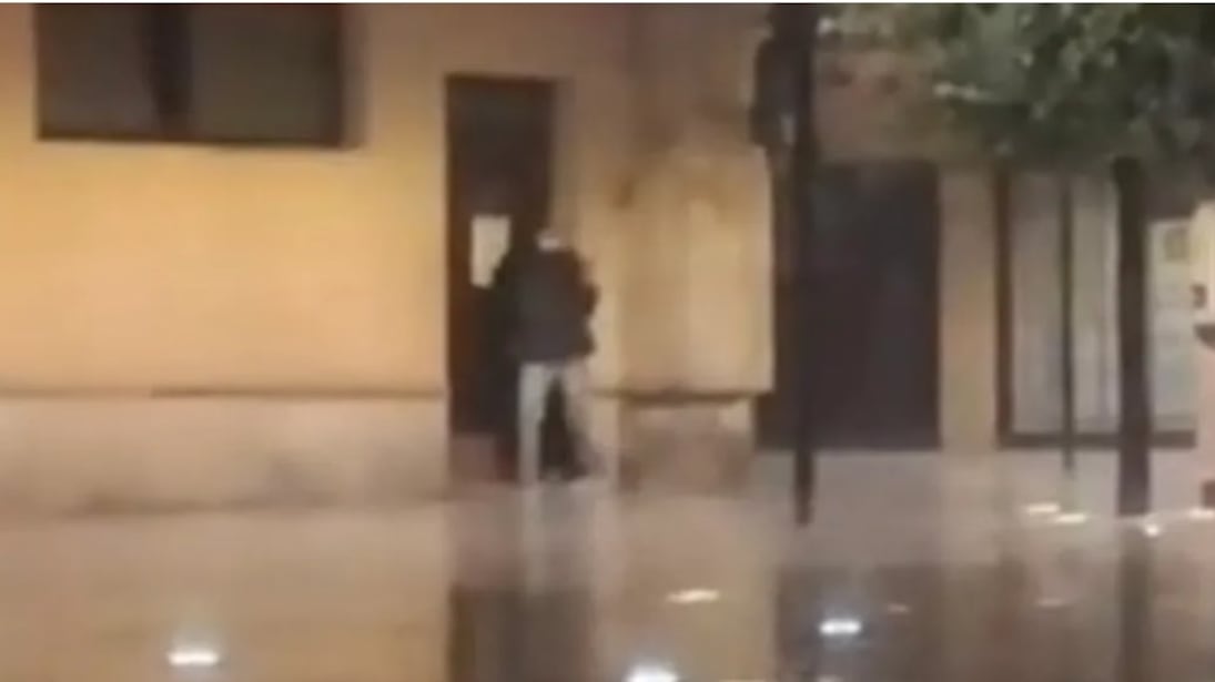 Cassino, giovani fanno sesso davanti alla chiesa. E i passanti li filmano