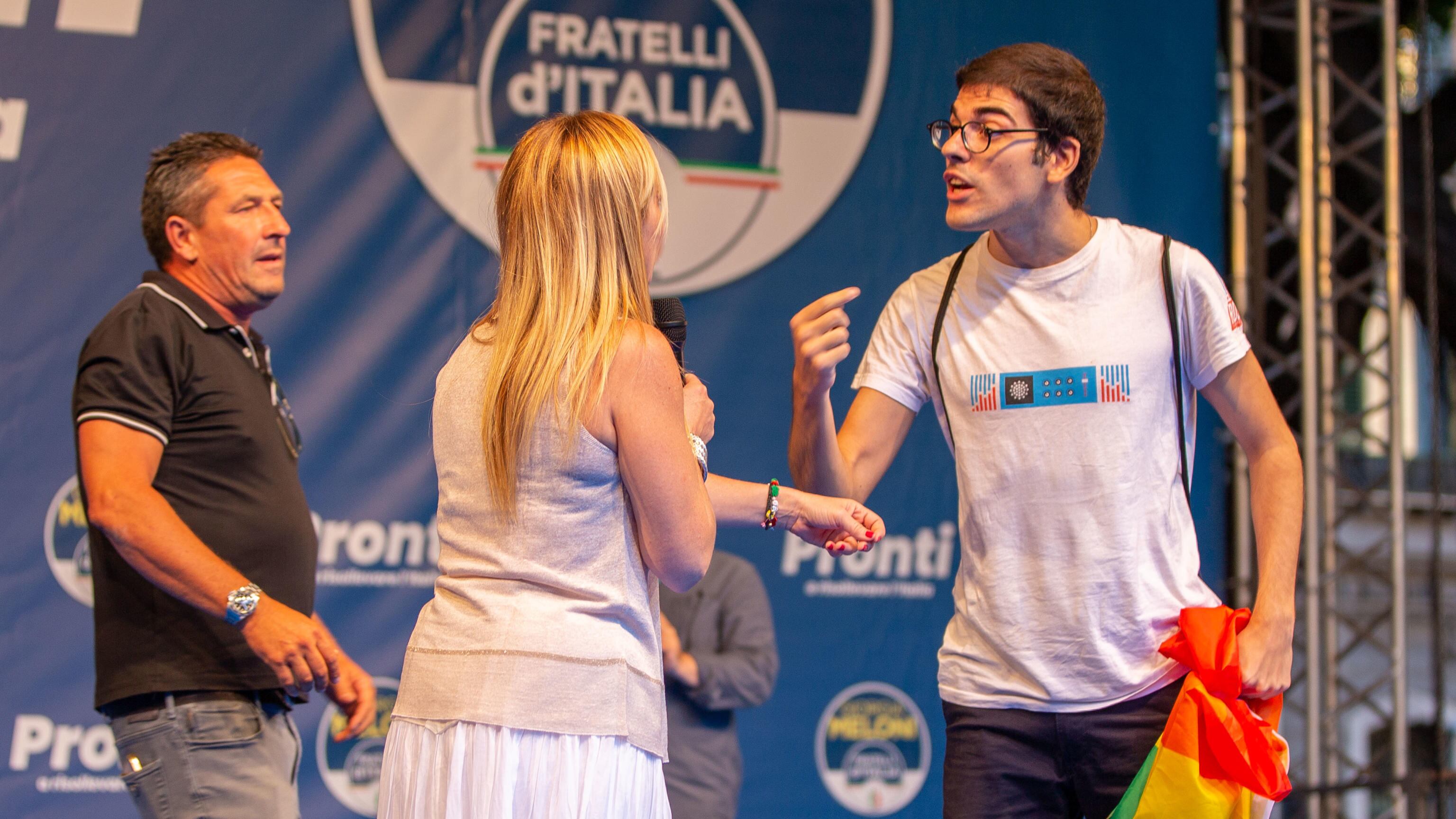 "Grazie...". Il liceo cagliaritano plaude all'irruzione del contestatore sul palco della Meloni