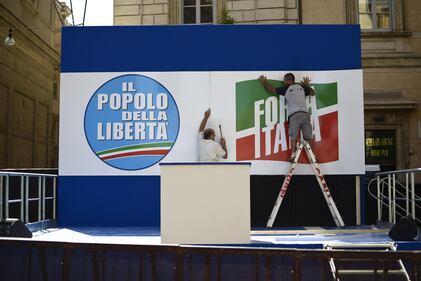 Sul palco rispunta il simbolo di Forza Italia 6
