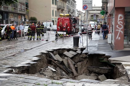 Maltempo a Milano: voragine da 12 metri in centro 12