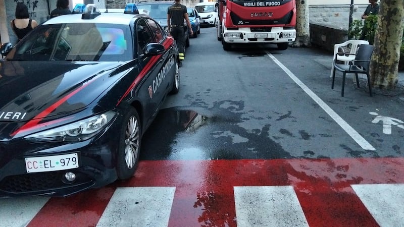 La lite, la spranga e il colpo di pistola alla compagna: fermato dopo la fuga