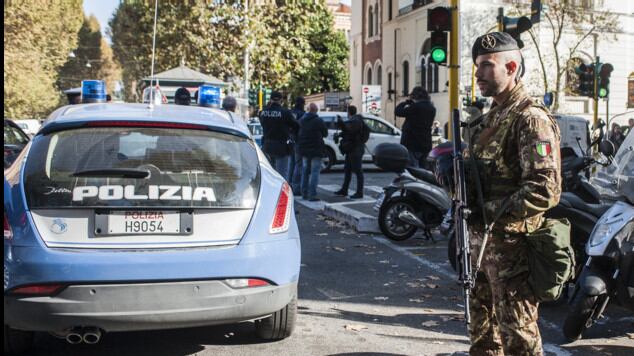 "Allahu akbar". Paura in chiesa: irruzione con il volto insanguinato