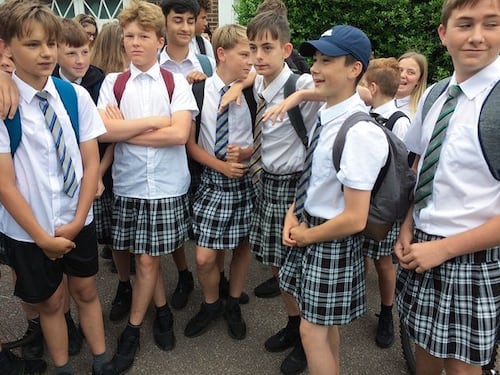 Gran Bretagna, la preside vieta i pantaloncini: i ragazzi vanno a scuola in gonna