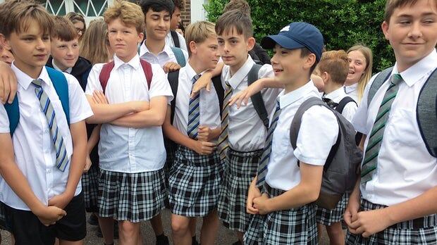 Gran Bretagna, la preside vieta i pantaloncini: i ragazzi vanno a scuola in gonna