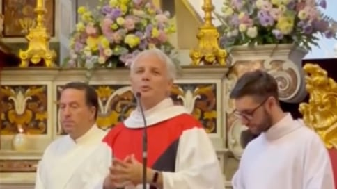Il prete con la bandiera ha tradito la Chiesa