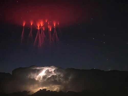 "Spiriti Rossi" nell'atmosfera: cosa sono e perché sono impossibili da fotografare