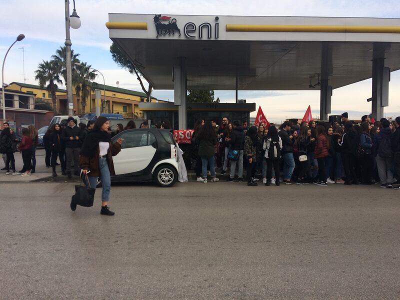 Di Maio contestato da studenti e lavoratori a Pomigliano 13