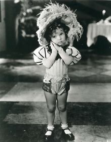 Addio ai Riccioli d'oro. Morta Shirley Temple  Nata il 23 aprile 1928 a Santa Monica, intraprese la carriera cinematografica all’età di sei anni, arrivando a girare quaranta film prima dei dodici 8