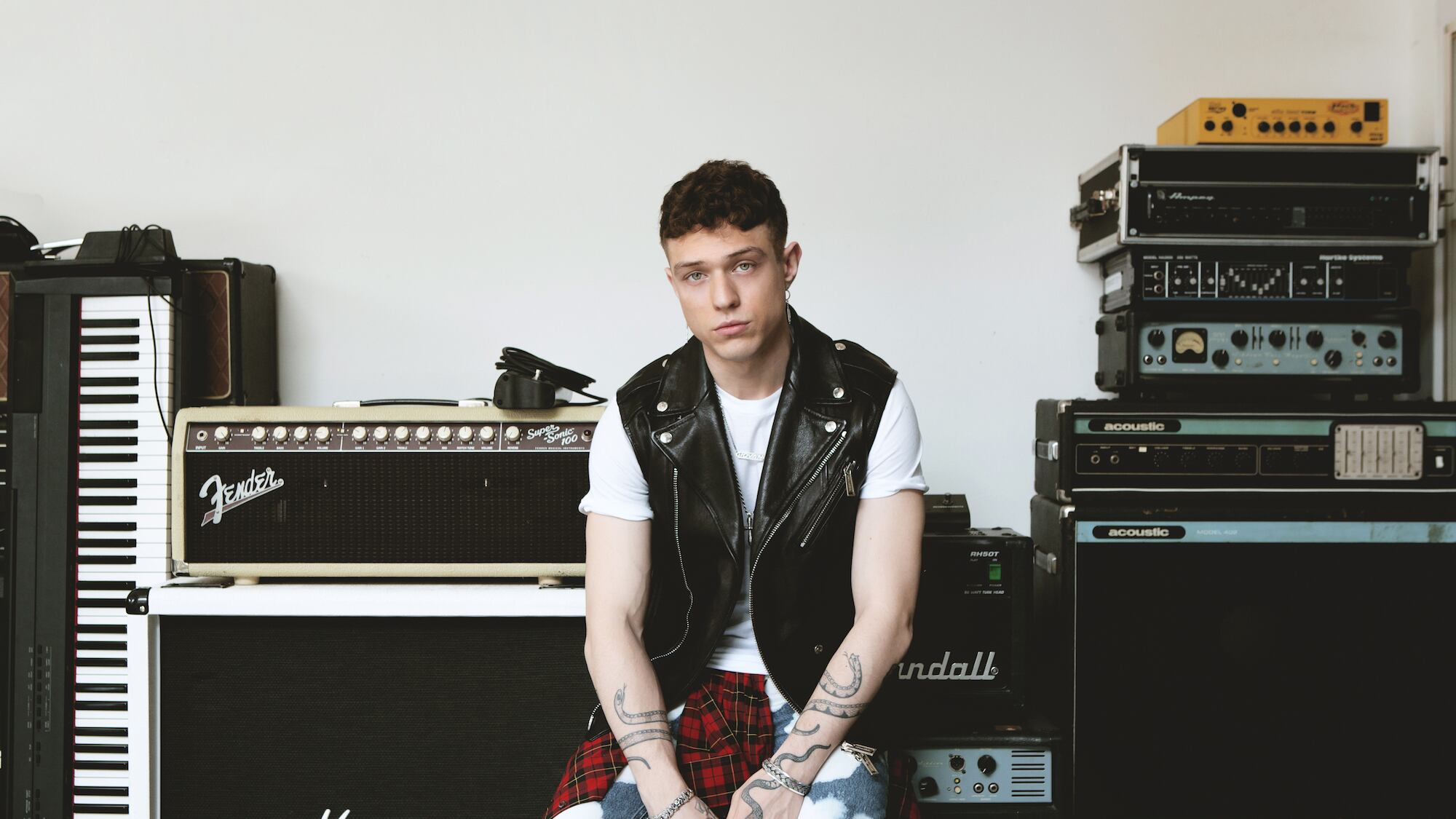 Irama rompe il silenzio ed è subito "Arrogante"