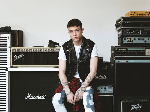 Irama rompe il silenzio ed è subito "Arrogante"