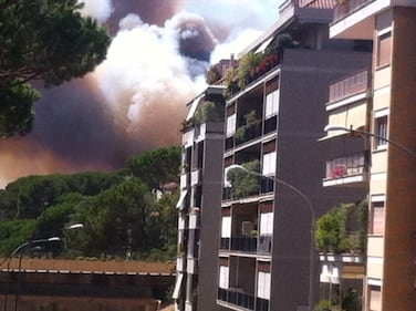 Roma, bruciati più di 50 ettari: evacuati struttura per anziani e convento 5