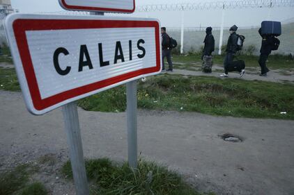 Migranti abbandonano il campo profughi di Calais 5
