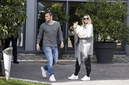 Francesco Totti e Ilary Blasi, primi scatti con la piccola Isabel: foto 12