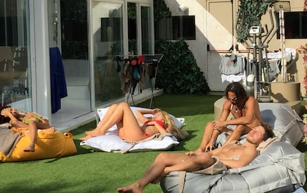 Pamela Prati e Valeria Marini: amiche sexy al Grande Fratello Vip 15