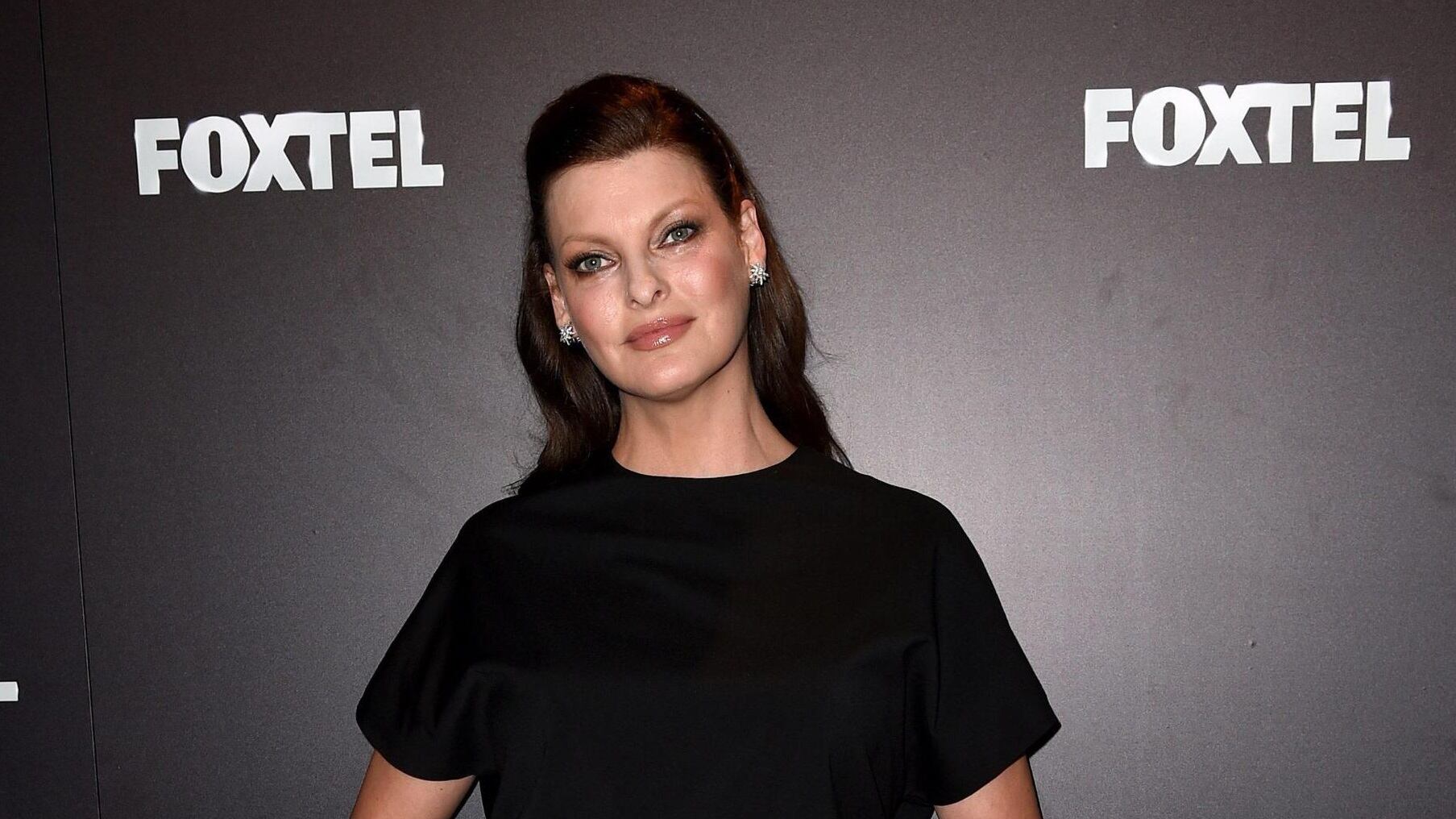 Linda Evangelista choc: "Ho un piede nella fossa. Il cancro al seno è tornato"