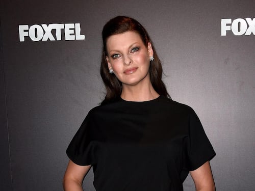 Linda Evangelista choc: "Ho un piede nella fossa. Il cancro al seno è tornato"