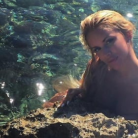 Veronica Graf posa nuda su uno scoglio 1