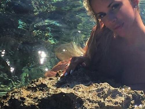 Veronica Graf posa nuda su uno scoglio