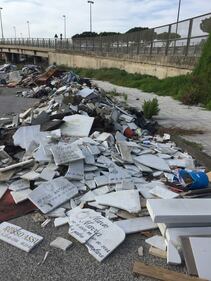 Napoli, lapidi in discarica abusiva a Ponticelli