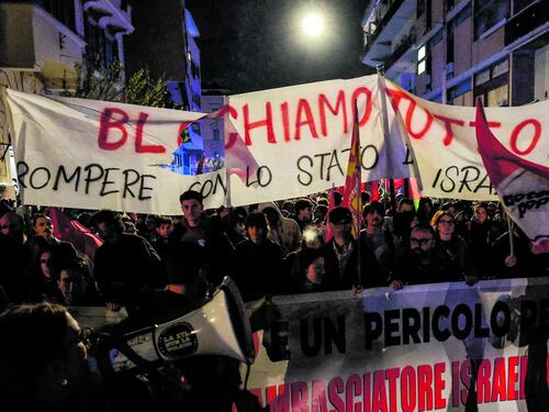 Landini ci riprova, la Cgil in piazza. E il corteo pro Pal: "Morte ai sionisti"