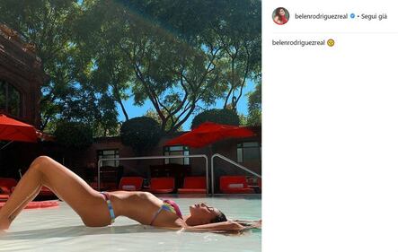 Belen Rodriguez sexy in piscina 3