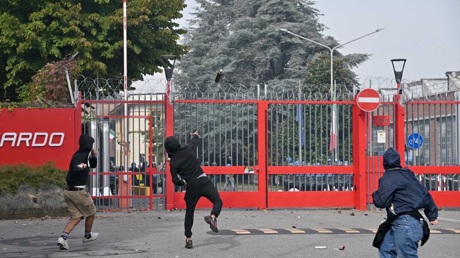 "30 lanci contro gli agenti a Torino". Il minorenne pro Pal va in comunità