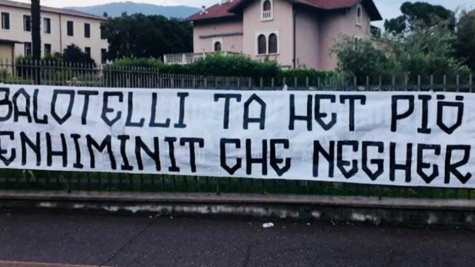 Brescia, Forza Nuova contro Balotelli: "Sei più stupido che nero"