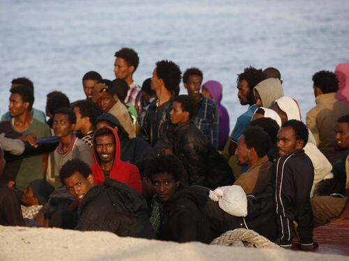 Tunisia blocca barcone diretto in Italia: i migranti lanciano coltelli