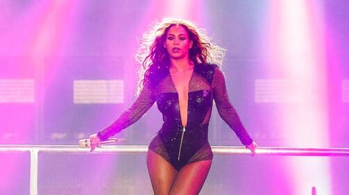 Khloé Kardashian sfida Beyoncé a suon di Lato B 13