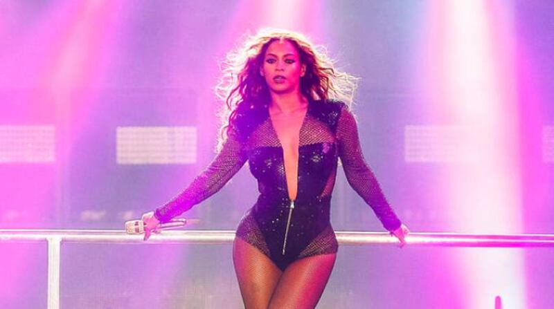 Khloé Kardashian sfida Beyoncé a suon di Lato B 13