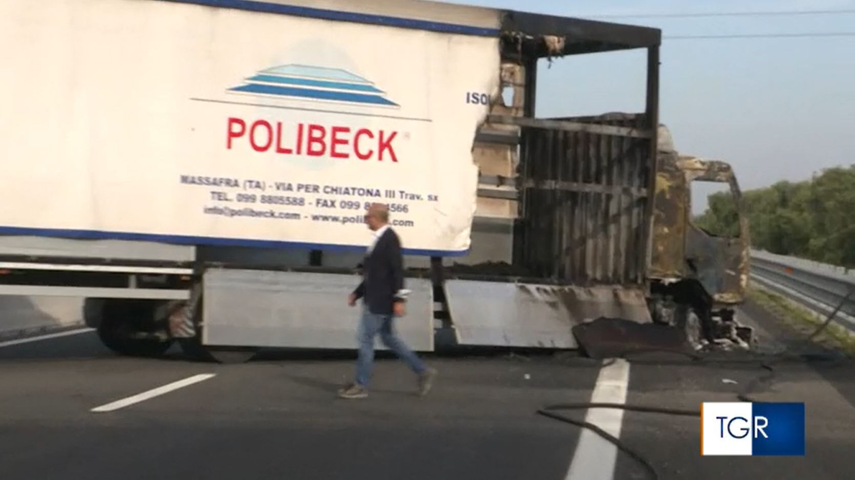 Spari, fiamme, "spumablock": sulla A14 l'assalto da film al portavalori