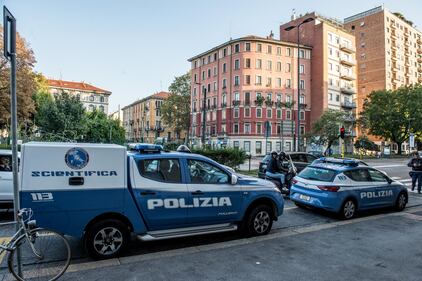 Milano, mamma e figlia precipitano dall'ottavo piano 11