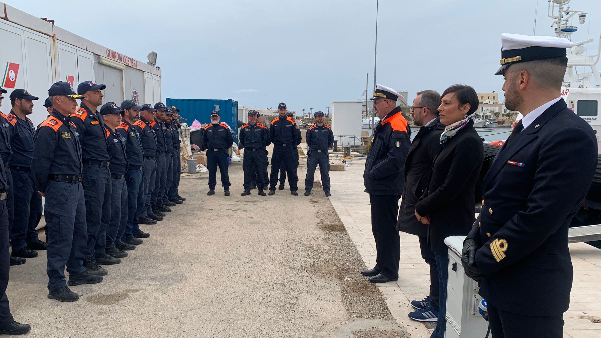 "Vicinanza e stima alla Guardia costiera". FdI a Lampedusa, la sinistra plaude alla Ong a Brindisi