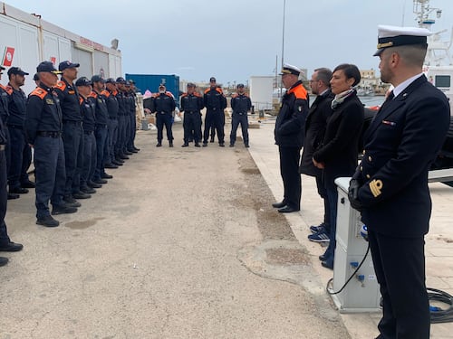 "Vicinanza e stima alla Guardia costiera". FdI a Lampedusa, la sinistra plaude alla Ong a Brindisi