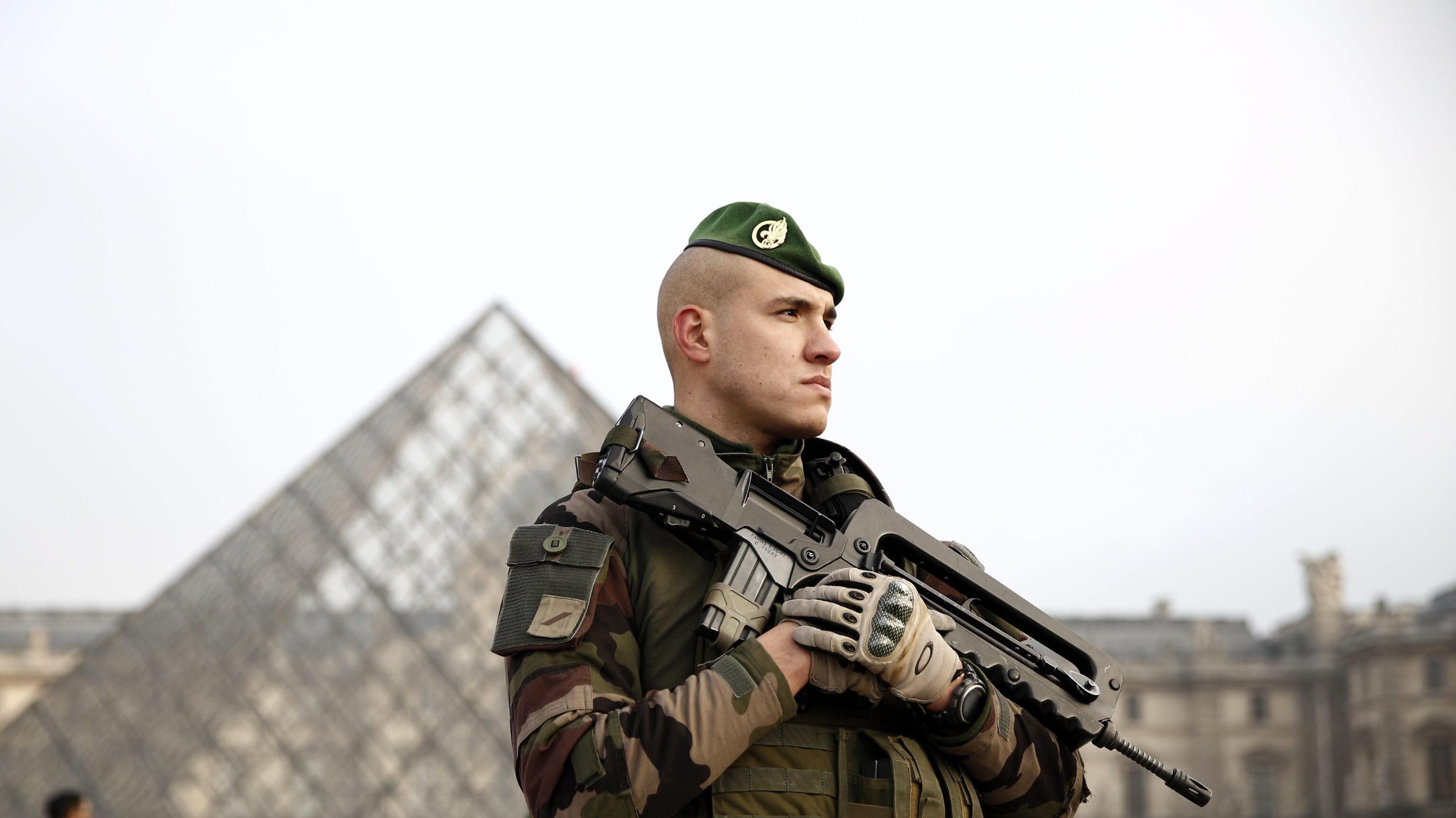 "50 mila giovani entro il 2025". Il (difficile) piano di Macron per il servizio militare volontario